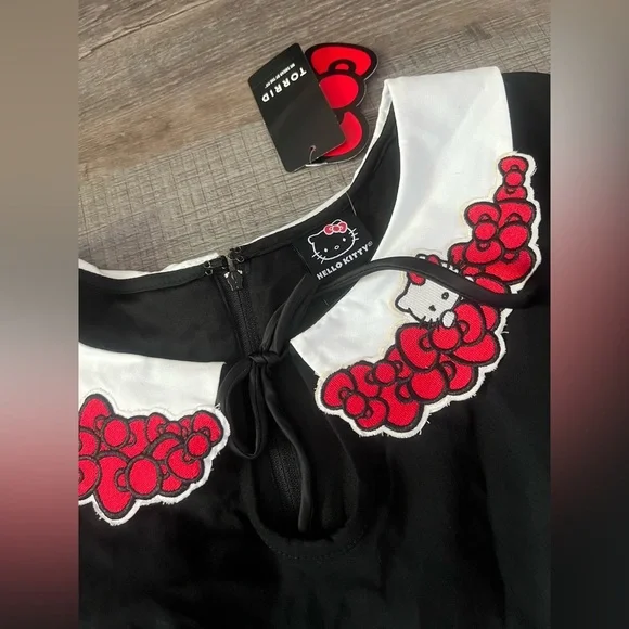NWT! TORRID Hello Kitty Dress Peter Pan Collar Swing Pinup Retro 2X Sanrio Black - Picture 4 of 6